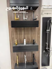  4 ادوات صحية مشكلة جديدة في معرض للبيع مراحض مغاسل حنفيات مجالي وسرميك مشكل للبيع كميه داخل المعرض