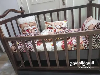  1 سرير اطفال خشب  كرسي طعام خشب