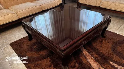  3 طقم كنب 7 مقاعد مع طاولة بالوسط و 2 طربيزات بحالة جيدة جداً