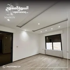  26 شفة شبه ارضي مع ترس و شلال بأفخم التشطيبات العصرية خلف المدارس العالمية