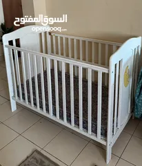  1 سرير أطفال خشبي