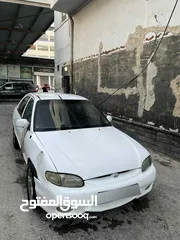  10 اكسنت 97 لون ابيض فيها ضربه بالجناح