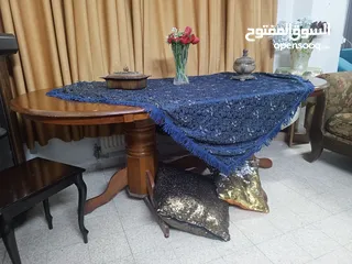  1 طاولة سفرة بحالة ممتازة بتتكبر وبتتصغر خشب ممتاز قوية