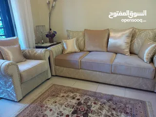  7 طقم و كنب اسفنج و قماش فخم جدا و جديد و بسعر التنجيد طقم 7 مقاعد شبه جديد مستورد و ليس تجاري