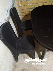  2 طاولة سفرة بحالة ممتازة النوع صانبة الأصلي مع اربع كراسي الأصليات
