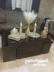  1 طاولات وسط 1 حجم كبير معها 4 سيرفيس 2 كبير و 2 صغير