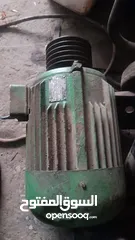  1 متور كهرباء ثلاث فاز  شغل مخارط او مناشير اوروبي بحاله.ممتازه خمسه ونص حصان