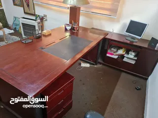  2 طاوله مكتب من الخشب وستائر