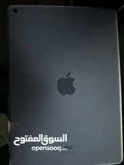  4 ايباد 9 256 جيجا  استعمال خفيف، حالة ممتازة ، مع كل اغراضه الكرتونة وشاحنه الاصلي، مع قلم للكتابة