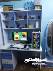  3 غرفة نوم شبابيه للبيع خزانه مع تخت مفرد ونص مع مكتب وكرسي مع مرايه ستاند