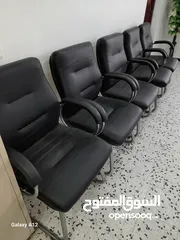  2 كراسي مكتبية تابتة ودوارة استعمال نظيف وبحالة جيدة للبيع