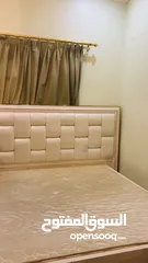  1 للبيع اثاث ( خشب قوي)  شبه جديد  منظره وطاولتين وسرير وكرسي