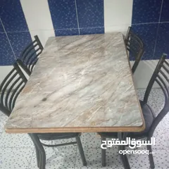  1 طاوله مع اربع كراسي حديد