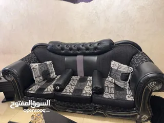  4 طقم كنب بحاله ممتازة شبه جديد مع طاولات وبرادي