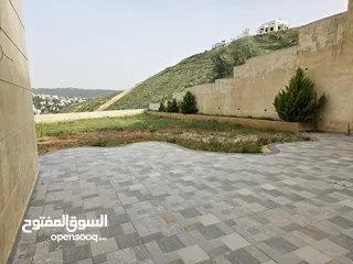  26 شقة مع ترس كبير 660 متر بإطلالة خلابة