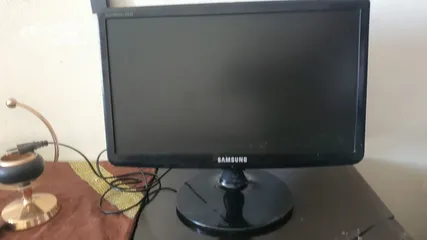  4 شاشة كمبيوتر سامسونج نوع LS19A10 للبيع قياس 17 انش للبيع ب 25 دينار فقط