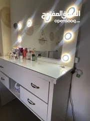  2 بيرو  غرفة نوم خشب لاتيه ابيض مع اضاءه وزجاج حامي للبيع