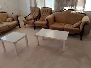  8 طقم كنبايات مستعمل للبيع مع طاولتين بسعر 60دينار قابل للتفاوض