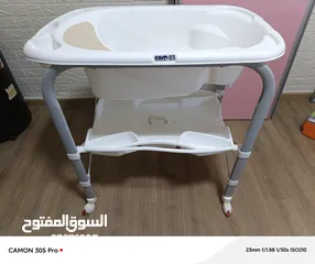  1 حوض الاستحمام للاطفال مع قاعدة غيار للبيبي