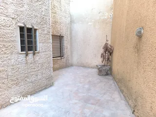  11 شقه سكنيه ارضيه مع حديقه
