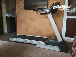  1 جهاز مشي بحالة ممتازة treadmill