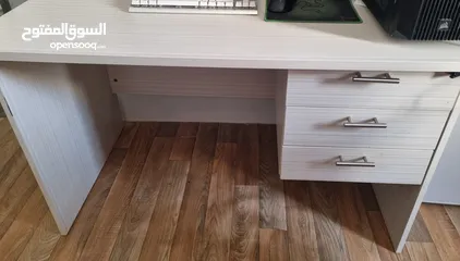  1 طاولة مكتب نظيفه