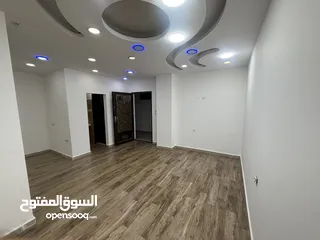  1 مكتب للإيجار / مطل على الشارع الرئيسي