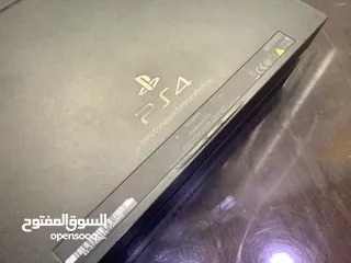  1 بلايستيشن 4 مستعمل مع يدتين بحالة الوكالة مع كفالة سنة كاملة (فقط للبيع ما اقبل تبديل أبدا)