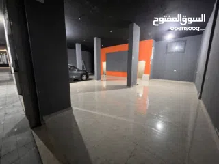  4 محلات تجاريه على الشارع الرئيسي عدد7   محلات4  اوثلاث محلات  كهرباء 3 فاز  يوجد مستودعات نفس العماره