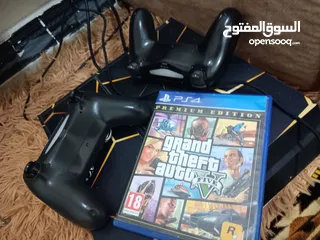  1 جهاز بلاستيشن 4 بحاله جيده جدا مستعمل مع سيدي GTA 5