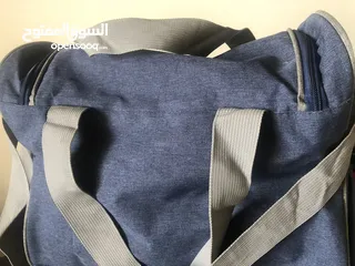  4 اغراض بيبي شفاط حليب للبيع استخدام قليل جدا و  شنته أطفال و كار سيت ( كوت )