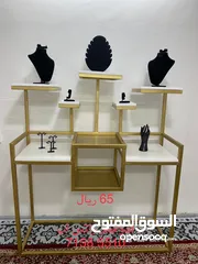  2 طاولات عرض / ستاندات عرض وديكور :