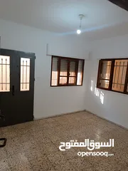  4 شقه فارغه للايجار قرب دوار السرية