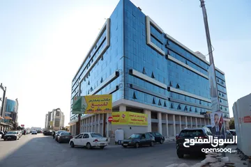  1 معارض ومكاتب تجاريه للايجار في موقع مميز جداً
