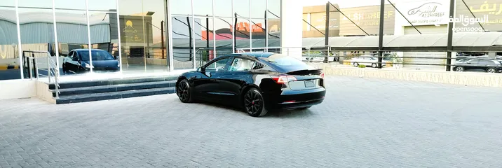  5 تيسلا 2023 model 3 فحص كامل اوتوسكور لون اسود ملوكي داخلي ابيض بحالة الوكالة بسعر لقطة ومحروووق