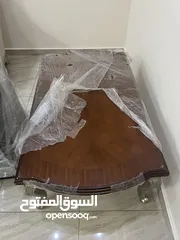  4 للبيع كراسي مع طاولتين