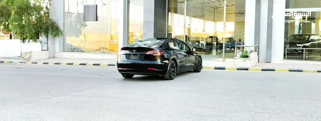  4 تيسلا 2023 model 3 فحص كامل اوتوسكور لون اسود ملوكي داخلي ابيض بحالة الوكالة بسعر لقطة ومحروووق