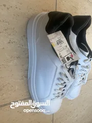  2 حذاء أبيض نوع زارا جديد قياس43 اخذتو من زارا 39 دينار