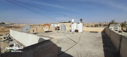  3 بيت مع ارض للبيع