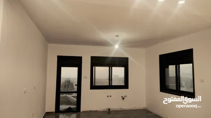  8 شقة سوبر ديلوكس جديدة البناء  بيتونيا مساحة 200م2  بجانب مسجد سيف الدين موقع سكني هادئ ومتميز