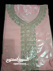  3 قفطان مغربي مطرز يعتبر القفطان واحداً من اللباس التقليدي المغربي، بطابعه التراثي والعصري،