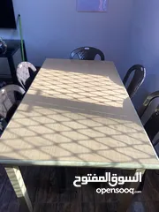  4 سفرة مع خمس كراسي بلاستيكية