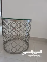  1 طاوله جانبيه قويه من المعدن والزجاج