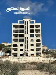  1 شقة عظم 170 متر مع حديقة ومدخل خاص ومصف متصل _ شبه فيلا في عمارة في موقع خرافي