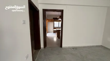  3 Well-Maintained Villa in Umm Al Summaq / فيلا بحالة ممتازة في أم السماق