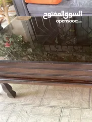  2 طاولات خشب ثقيل مع قزاز للبيع