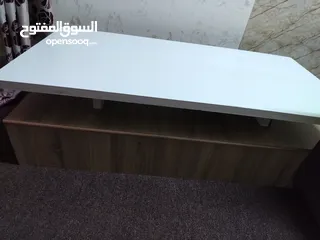  2 طاولة بحالة جيدة جدا لون ابيض