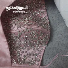  4 فستان لون سومو للبيع لبسة مرة واحدة ع التخرج فخم و جميل محجر من الامام وباكلس ومن الخلف لديه رباطات