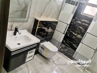  24 شقه فاخره جدا 170م ثالث فني للبيع على شارع البترا شرق كازيه الرجوب واربد مول قراند