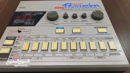  8 جهاز KORG DDM-220 هو من أشهر آلات الطبول الرقمية القابلة للبرمجة التي أُطلقت في الثمانينيات.